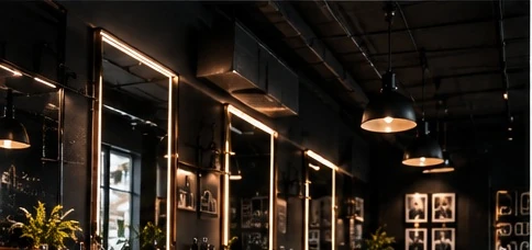 Rząd luster i lamp w salonie
