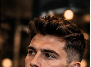 Quiff z cieniowanymi bokami